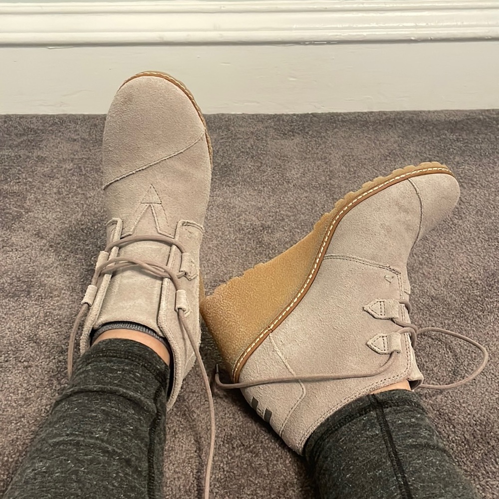 Tom’s light grey wedges